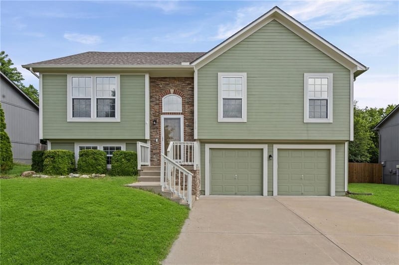 1010 Scenic Dr, Grain Valley, MO 64029