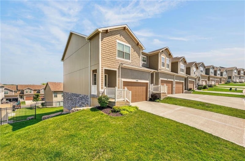 7401 Aaron St, Parkville, MO 64152