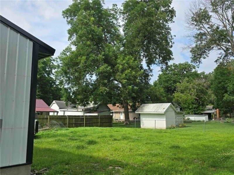 101 8th St, Clinton, MO 64735