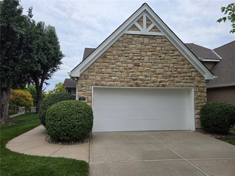 115 Pointe Dr, Gladstone, MO 64116