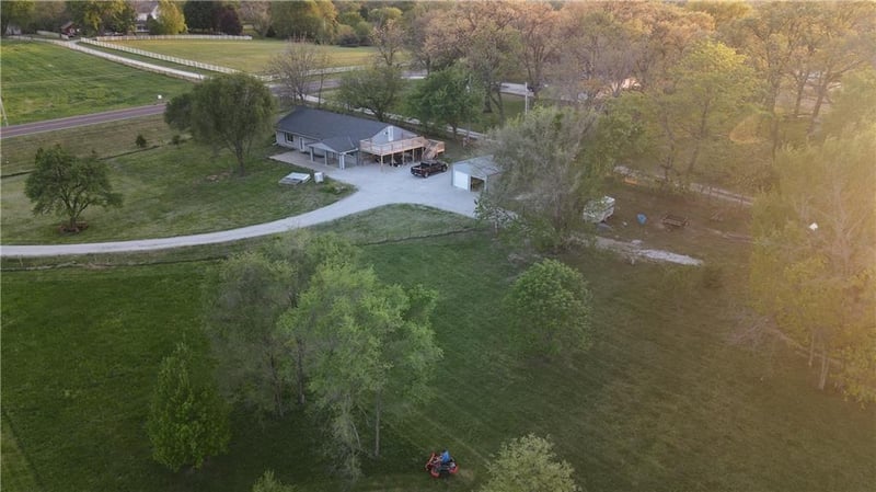 14298 Leavenworth Rd, Basehor, KS 66007