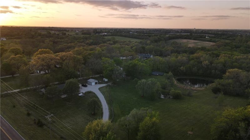 14298 Leavenworth Rd, Basehor, KS 66007