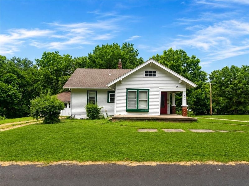 606 4th St, Holden, MO 64040