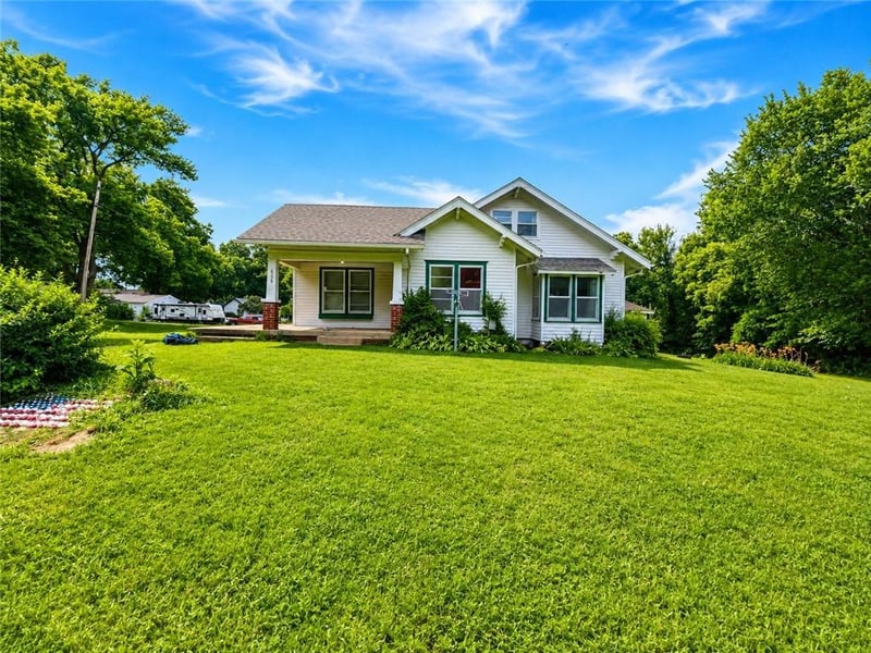 606 4th St, Holden, MO 64040