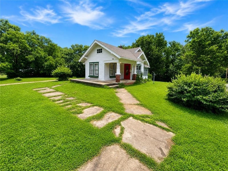 606 4th St, Holden, MO 64040