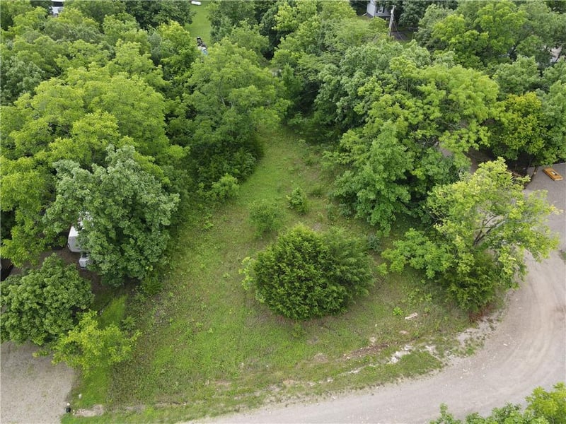 250 Fawn Valley Dr, La Cygne, KS 66040