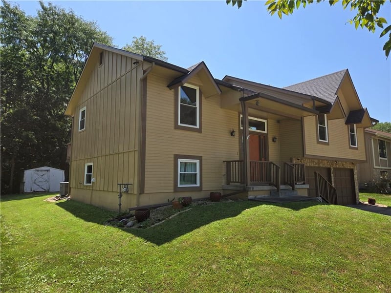 517 Buena Vista Dr, Belton, MO 64012