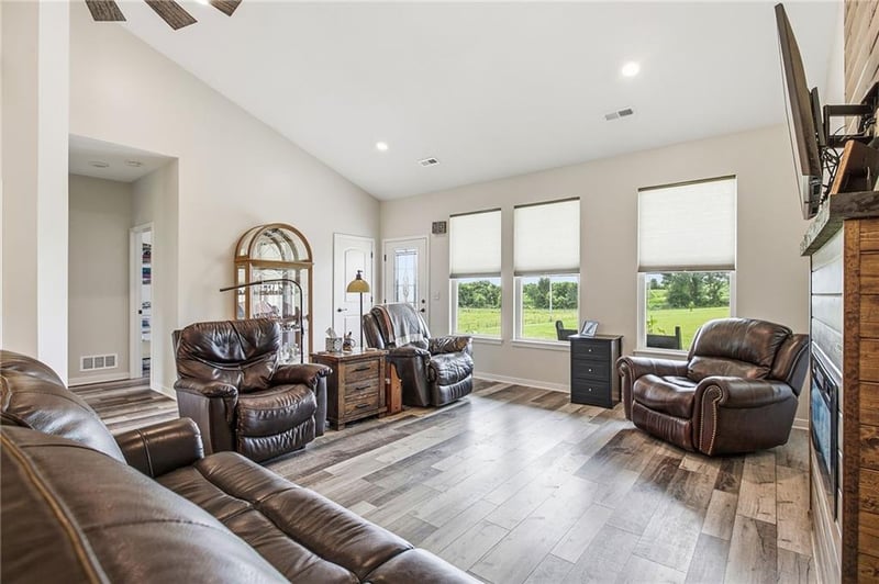 1389 1000th Rd, Urich, MO 64788