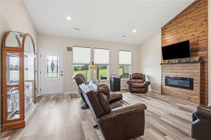 1389 1000th Rd, Urich, MO 64788