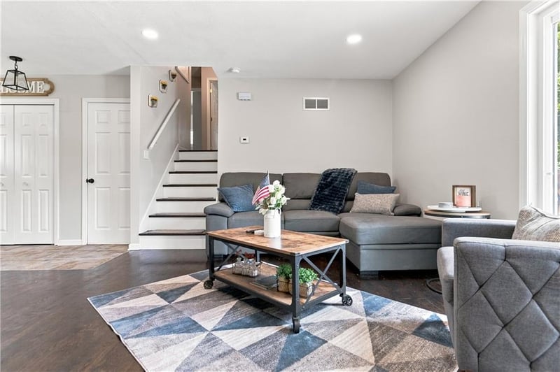 12104 93rd St, Lenexa, KS 66215