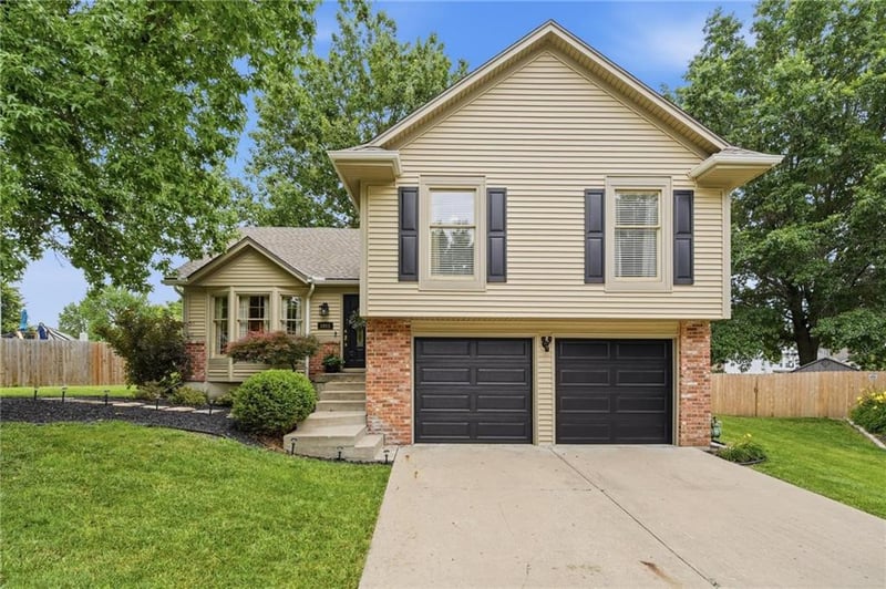 1011 NE 103rd St, Kansas City, MO 64155