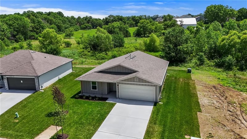 19523 Lincoln St, Spring Hill, KS 66083