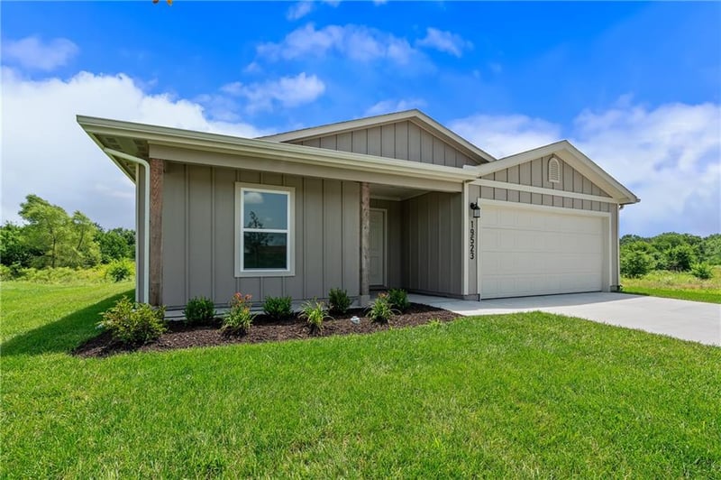 19523 Lincoln St, Spring Hill, KS 66083