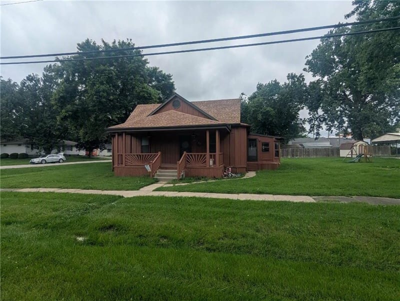 104 4th St, Garden City, MO 64747