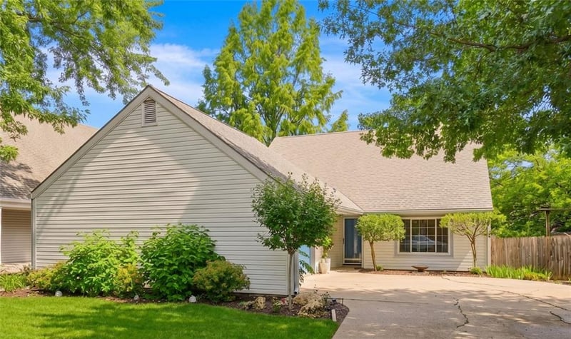 221 Deerfield Ln, Lawrence, KS 66049