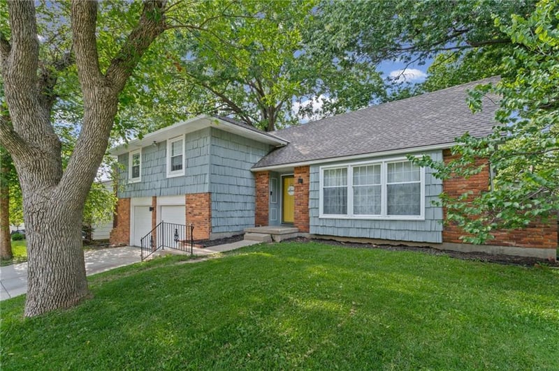 3728 Birchwood Dr, Kansas City, MO 64137
