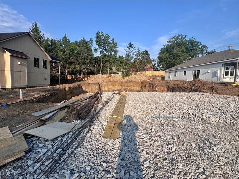 8669 Eagle Creek Dr, De Soto, KS 66018
