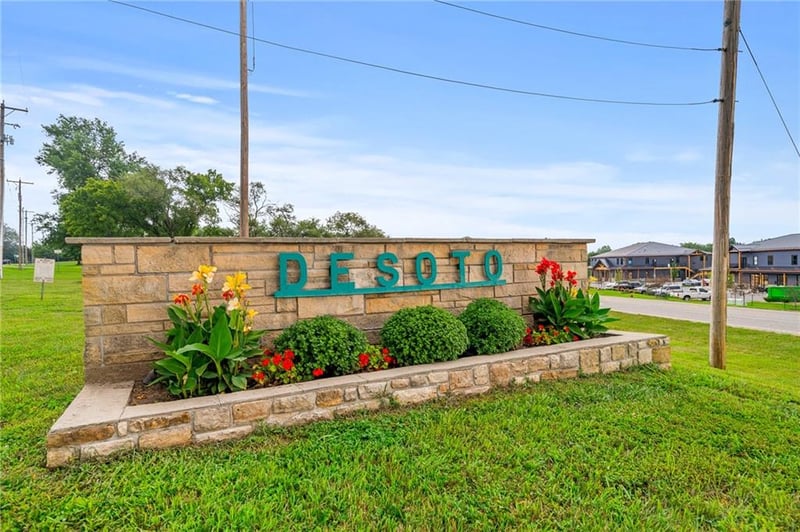 8669 Eagle Creek Dr, De Soto, KS 66018
