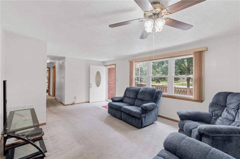 201 Highland Dr, Smithville, MO 64089