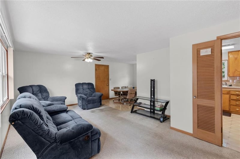 201 Highland Dr, Smithville, MO 64089
