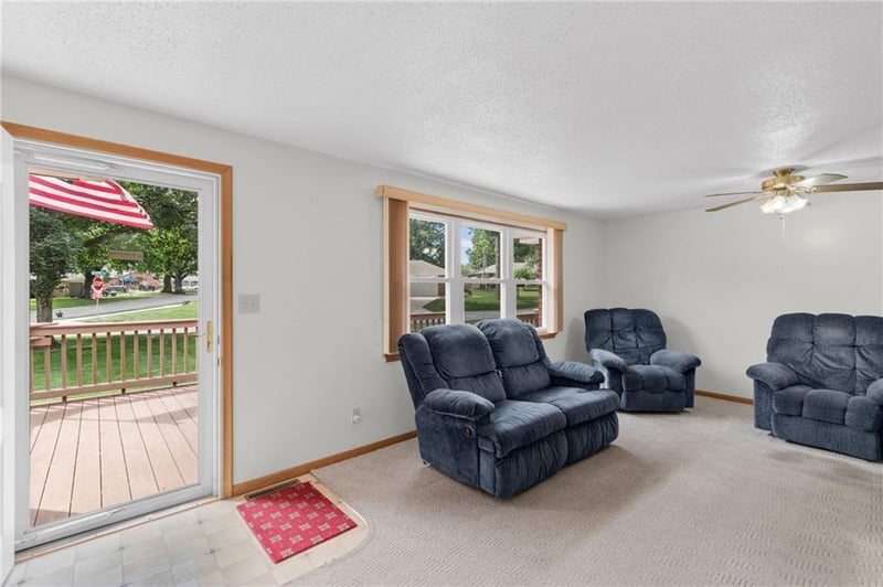 201 Highland Dr, Smithville, MO 64089