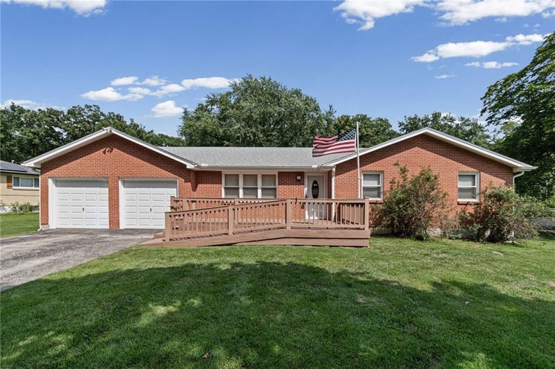201 Highland Dr, Smithville, MO 64089