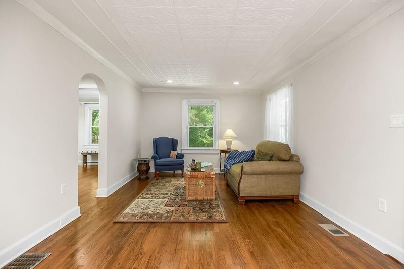 101 83rd St, Kansas City, MO 64118