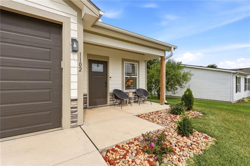 1102 White Oaks Ln, Oak Grove, MO 64075