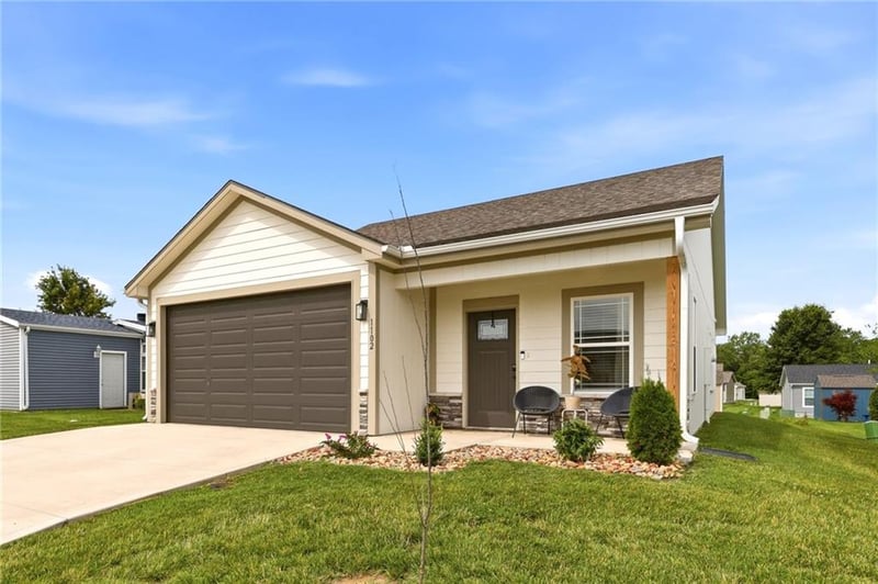 1102 White Oaks Ln, Oak Grove, MO 64075
