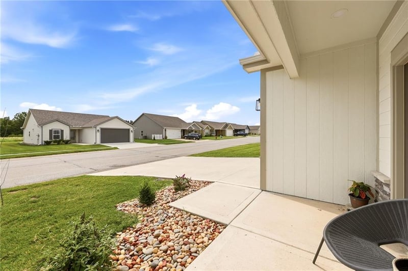 1102 White Oaks Ln, Oak Grove, MO 64075
