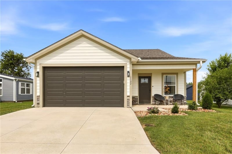 1102 White Oaks Ln, Oak Grove, MO 64075