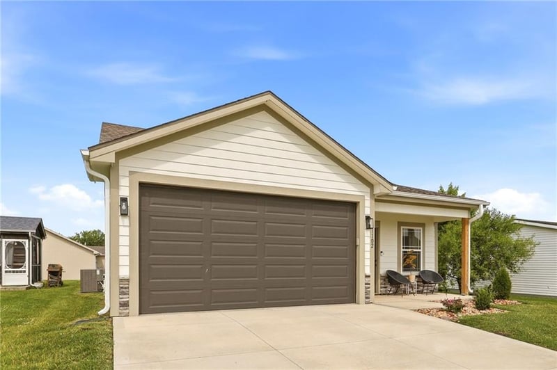 1102 White Oaks Ln, Oak Grove, MO 64075