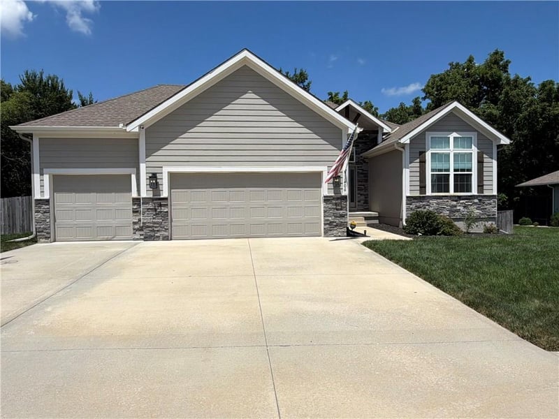 1406 Burr Oak Ln, Grain Valley, MO 64029