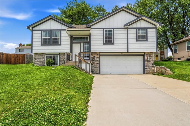 12704 Applewood Dr, Grandview, MO 64030