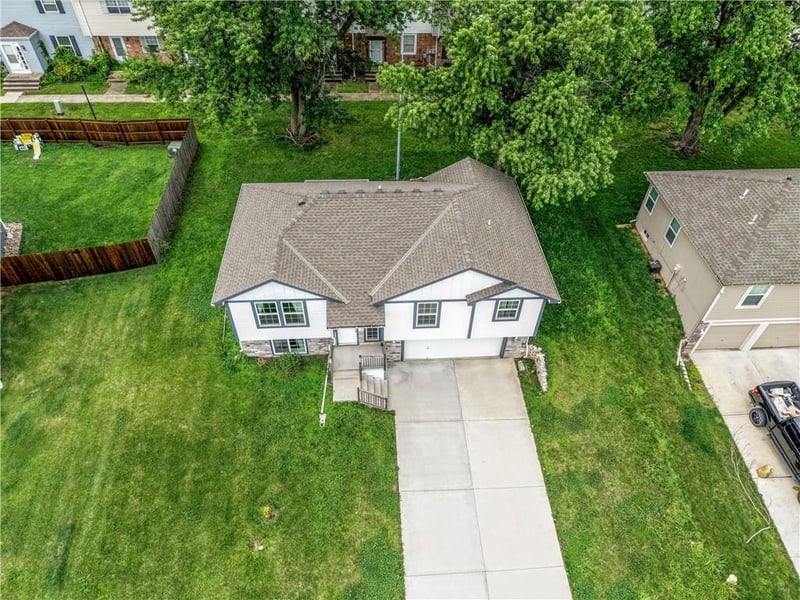 12704 Applewood Dr, Grandview, MO 64030