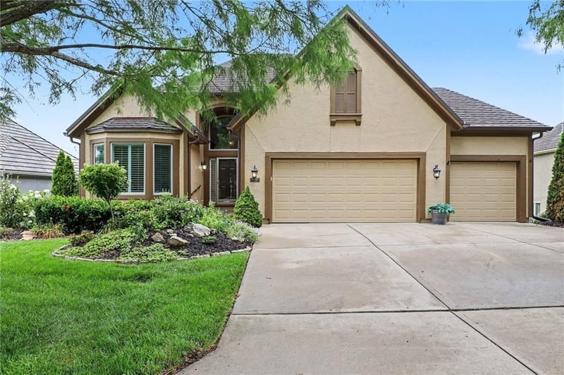 20306 99th Ter, Lenexa, KS 66220