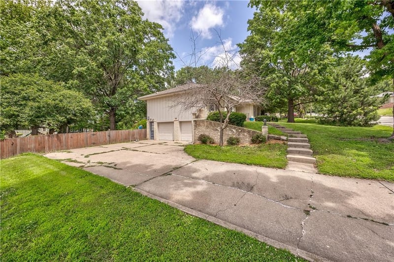 2504 14th St, Leavenworth, KS 66048