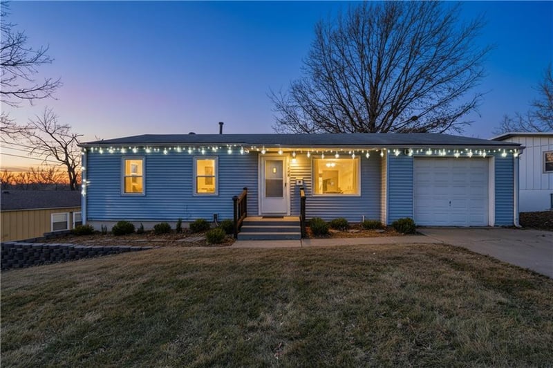 9220 Mckinley St, Kansas City, MO 64138