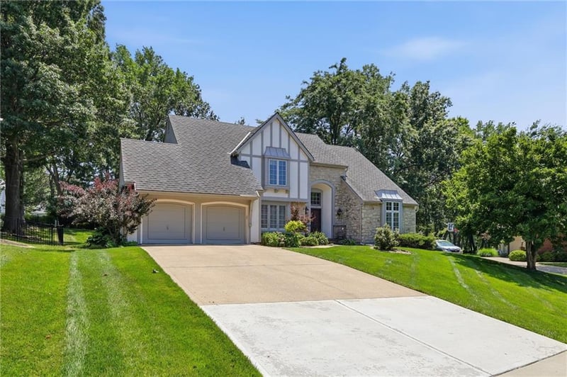 11107 122nd St, Overland Park, KS 66213