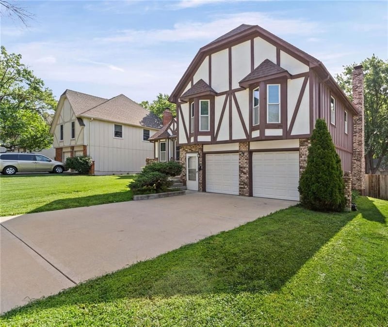 10245 Haskins St, Lenexa, KS 66215