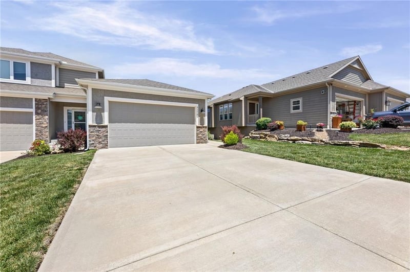 31726 83rd Ct, De Soto, KS 66018