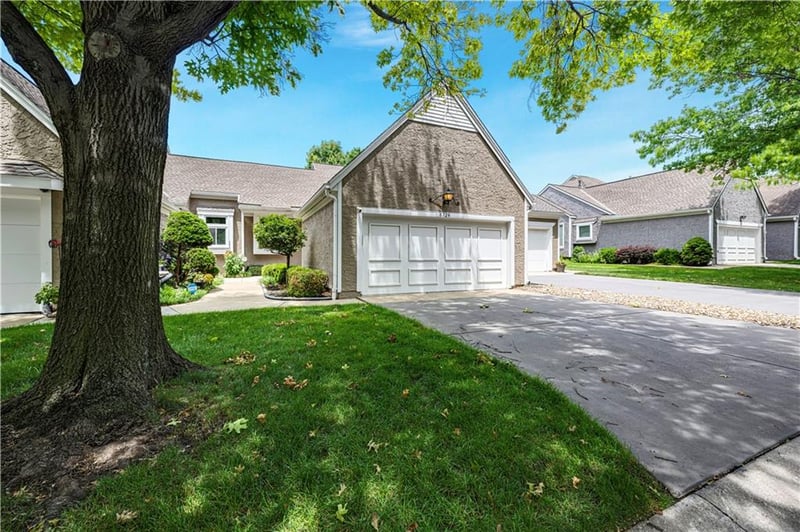 6724 W 126th Ct, Leawood, KS 66209