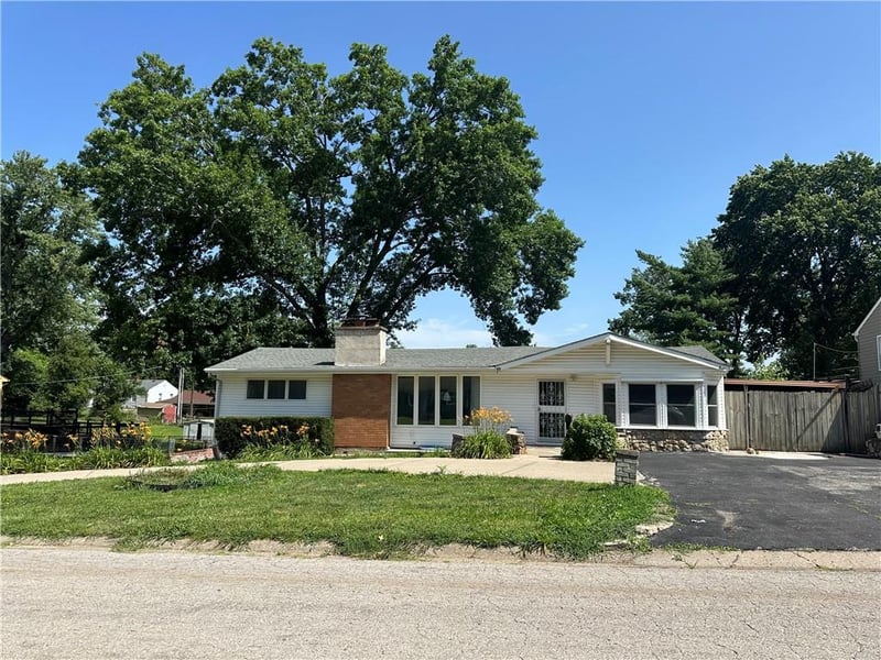 10520 28th Ter, Independence, MO 64052
