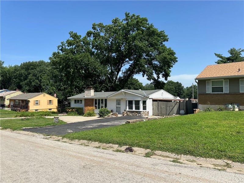 10520 28th Ter, Independence, MO 64052