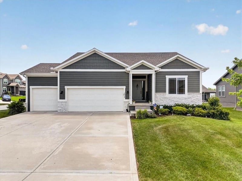 1515 Arbor Valley Dr, Lee's Summit, MO 64082