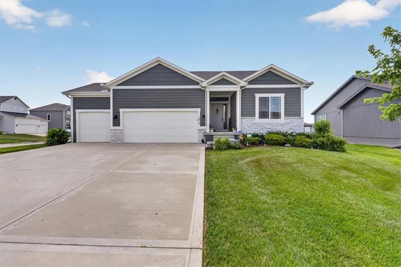 1515 Arbor Valley Dr, Lee's Summit, MO 64082
