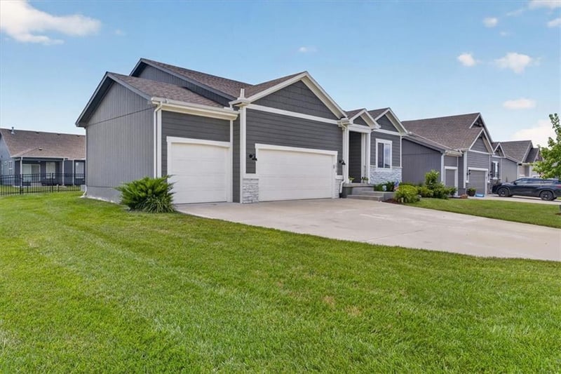 1515 Arbor Valley Dr, Lee's Summit, MO 64082