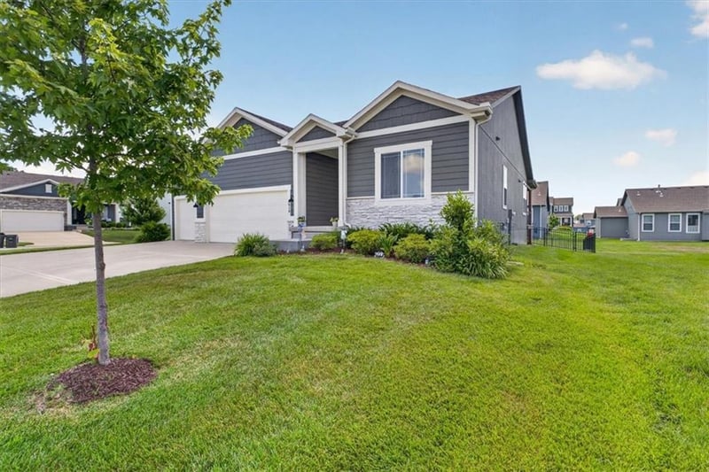 1515 Arbor Valley Dr, Lee's Summit, MO 64082