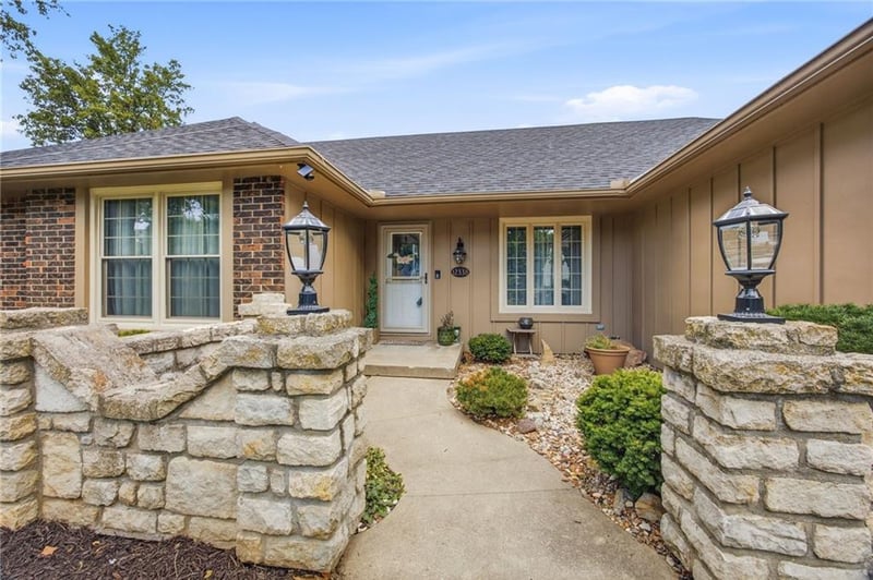 12338 Pinehurst Dr, Kansas City, KS 66109
