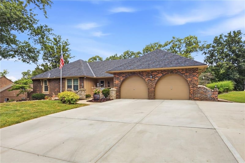 12338 Pinehurst Dr, Kansas City, KS 66109
